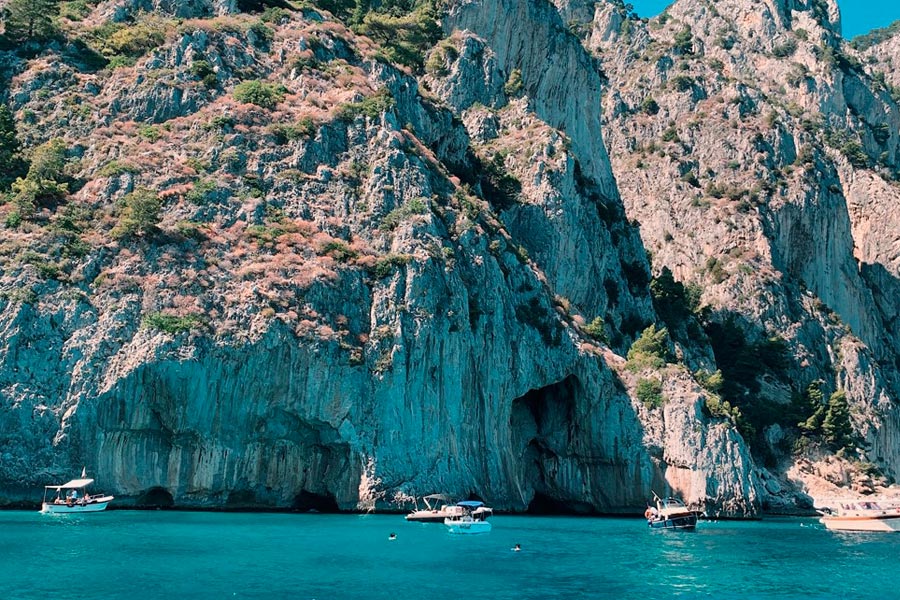 Vacanze da sogno a Capri: scegli il lusso di uno yacht charter di un giorno